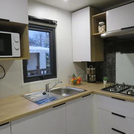 Campsite Les P'tites Maisons Dans La Prairie 3*