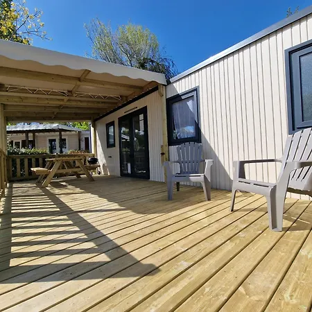 Campsite Les P'tites Maisons Dans La Prairie 3*