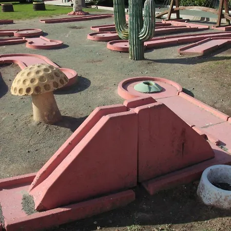 Les P'tites Maisons Dans La Prairie אתר קמפינג Sallertaine