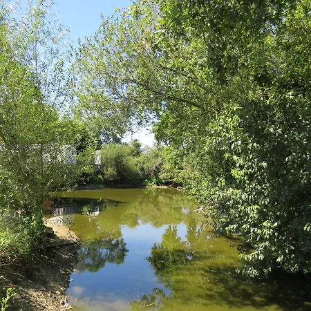 Les P'tites Maisons Dans La Prairie אתר קמפינג 3*