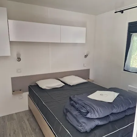 Campsite Les P'tites Maisons Dans La Prairie 3*