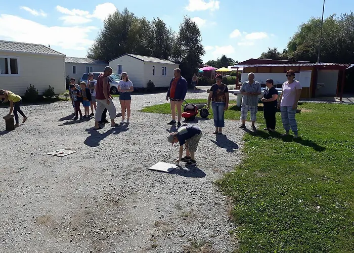 Camping Les P'tites Maisons Dans La Prairie Sallertaine