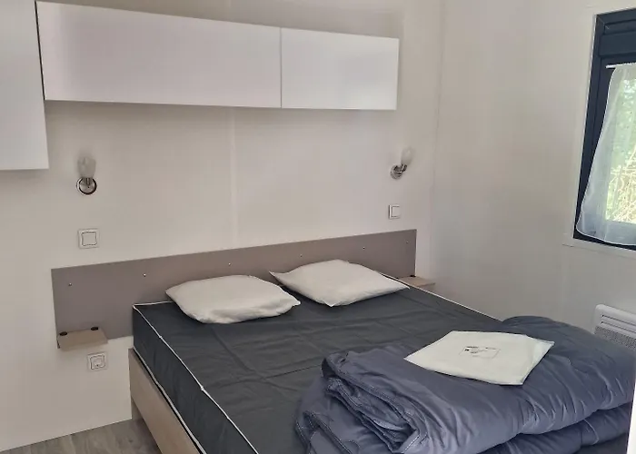 Camping Les P'tites Maisons Dans La Prairie 3*